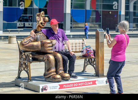 2. Juli 2018 Gromit unleashed 2 ist eine Art Trail in Bristol feiert die Zeichen von Wallace und Gromit von Aardman Animation erstellt. Es gibt 67 Skulpturen, jeder Charakter individuell eingerichtet ist. Die Strecke ist Teil der Großen Beschwerdekammer kranke Kinder an der Bristol Krankenhaus der Kinder. Ein großartiger Tribut von Nick Park, indem wir die Neugierigen © JMF-News/Alamy Live News zu unterstützen. Stockfoto