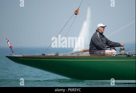 Deutschland, Langenargen. 02 Juli, 2018. König Harald V. von Norwegen (l) Segel während der Welt Segeln Meisterschaft im 8-m-Klasse auf Ira seiner Yacht auf dem Bodensee. Credit: Marijan Murat/dpa/Alamy leben Nachrichten Stockfoto