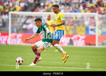 Samara, Russland. 2. Juli 2018. Brasil - Mexiko, Fußball, Samara, Juli 02, 2018 NEYMAR, Bh 10 konkurrieren um die Kugel, Bekämpfung, Duell, Schneidwerk gegen Edson ALVAREZ, Mex 21 BRASIL - MEXIKO FIFA WM 2018 Russland, am Besten von 16, Saison 2018/2019, 02. Juli 2018 Stadion in Samara, Russland. © Peter Schatz/Alamy leben Nachrichten Stockfoto