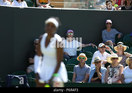 2. Juli 2018, All England Lawn Tennis und Croquet Club, London, England; die Wimbledon Tennis Championships, Tag 1; beobachtet die Menge Venus Williams (USA) dienen der Larsson (SWE) Stockfoto