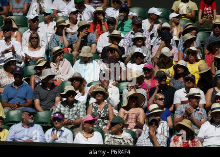 2. Juli 2018, All England Lawn Tennis und Croquet Club, London, England; die Wimbledon Tennis Championships, Tag 1; die Menge, die in der Sun Hüte während der Venus Williams versus Larsson Spiel auf Center Court Stockfoto