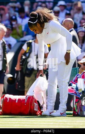 London, Großbritannien, 2. Juli 2018: Serena Williams aus den USA während Tag 1 an der Wimbledon Tennis Championships 2018 auf der All England Lawn Tennis und Croquet Club in London. Credit: Frank Molter/Alamy leben Nachrichten Stockfoto
