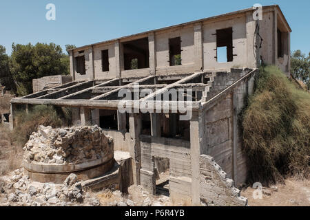 Kibbuz Beeri, Israel. 2. Juli 2018. Die Überreste eines Schwefel Destillationsanlage im Stand 1933 mit Sitz außerhalb des Kibbuz Beeri, in der eshkol Regional Council, in der Nähe des Gazastreifens. Während des Zweiten Weltkriegs wurde die Anlage aufgegeben und 1942 von der britischen Royal Air Force als Sitz zu dienen. Stockfoto