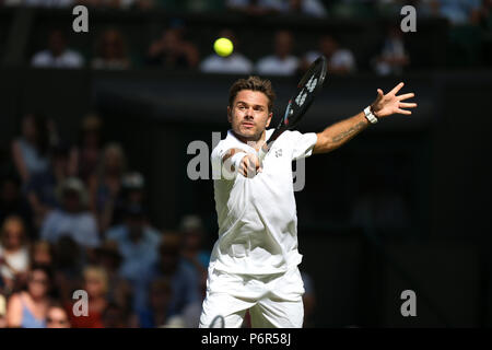 2. Juli 2018, All England Lawn Tennis und Croquet Club, London, England; die Wimbledon Tennis Championships, Tag 1; Stan Wawrinka (SUI) Zurück zu Grigor Dimitrov (BUL) Stockfoto