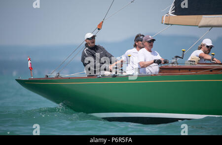 Deutschland, Langenargen. 02 Juli, 2018. König Harald V. von Norwegen (l) Segel während der Welt Segeln Meisterschaft im 8-m-Klasse auf Ira seiner Yacht auf dem Bodensee. Credit: Marijan Murat/dpa/Alamy leben Nachrichten Stockfoto