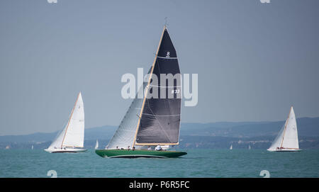 Deutschland, Langenargen. 02 Juli, 2018. König Harald V. von Norwegen (l) Segel während der Welt Segeln Meisterschaft im 8-m-Klasse auf Ira seiner Yacht auf dem Bodensee. Credit: Marijan Murat/dpa/Alamy leben Nachrichten Stockfoto