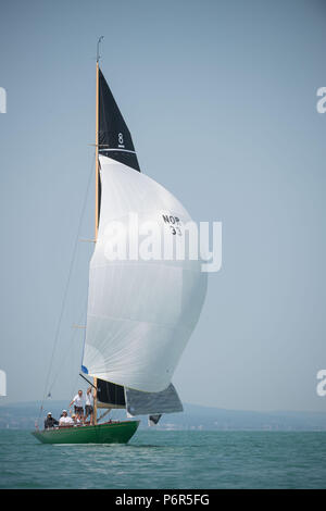Deutschland, Langenargen. 02 Juli, 2018. König Harald V. von Norwegen (l) Segel während der Welt Segeln Meisterschaft im 8-m-Klasse auf Ira seiner Yacht auf dem Bodensee. Credit: Marijan Murat/dpa/Alamy leben Nachrichten Stockfoto