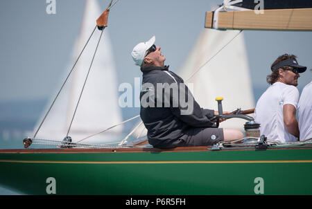Deutschland, Langenargen. 02 Juli, 2018. König Harald V. von Norwegen (l) Segel während der Welt Segeln Meisterschaft im 8-m-Klasse auf Ira seiner Yacht auf dem Bodensee. Credit: Marijan Murat/dpa/Alamy leben Nachrichten Stockfoto