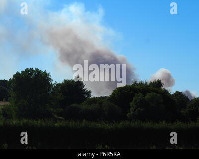 Köstner, Berkshire, Großbritannien. 2 Jul, 2018. Rauch aus einem Feld Brand in kleinen Marlow für Meilen gesehen. Hier von Cookham gesehen. 20 Feuerwehrleute waren in der Nähe des Wyevale Gartencenter in kleinen Marlow kurz nach 4:30 Uhr. Die A404 war gezwungen, geschlossen zu werden. Credit: Amy Deats/Alamy leben Nachrichten Stockfoto