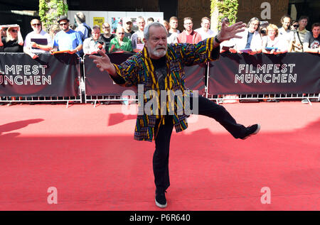 München, Deutschland. 02 Juli, 2018. US-britischen Regisseur Terry Gilliam der CineMerit Gala anreisen. Credit: Felix Hörhager/dpa/Alamy leben Nachrichten Stockfoto