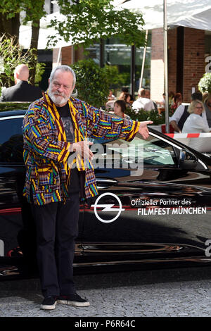 München, Deutschland. 02 Juli, 2018. US-britischen Regisseur Terry Gilliam der CineMerit Gala anreisen. Credit: Felix Hörhager/dpa/Alamy leben Nachrichten Stockfoto