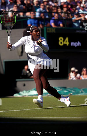 London, England, Juli 2nd, 2018: Wimbledon Tennis: Serena Williams von den Vereinigten Staaten während der ersten Runde gegen die Spanierin Arantxa Rus von Schweden Quelle: Adam Stoltman/Alamy leben Nachrichten Stockfoto