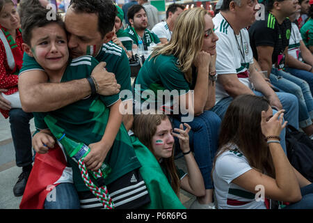 Moskau, Russland. 2. Juli 2018. Eine mexikanische Fans am Ende der Runde von 16 Match zwischen Brasilien und Mexiko bei der Fussball-WM 2018 in Samara Arena, in der mexikanischen Ventilator Haus im Zentrum von Moskau, Russland Credit: Nikolay Winokurow/Alamy leben Nachrichten Stockfoto