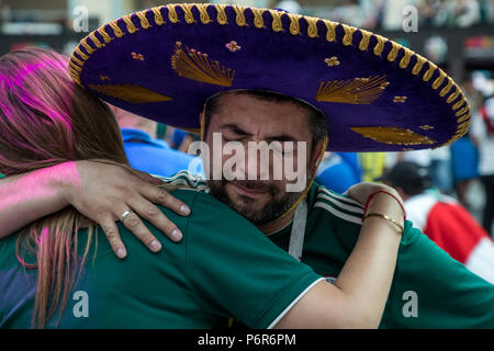 Moskau, Russland. 2. Juli 2018. Eine mexikanische Fans am Ende der Runde von 16 Match zwischen Brasilien und Mexiko bei der Fussball-WM 2018 in Samara Arena, in der mexikanischen Ventilator Haus im Zentrum von Moskau, Russland Credit: Nikolay Winokurow/Alamy leben Nachrichten Stockfoto