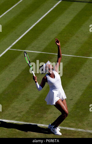 London, England, Juli 2nd, 2018: Wimbledon Tennis: Venus Williams aus den Vereinigten Staaten dienen, Johanna Larsen von Schweden während ihrer ersten Runde heute in Wimbledon. Quelle: Adam Stoltman/Alamy leben Nachrichten Stockfoto