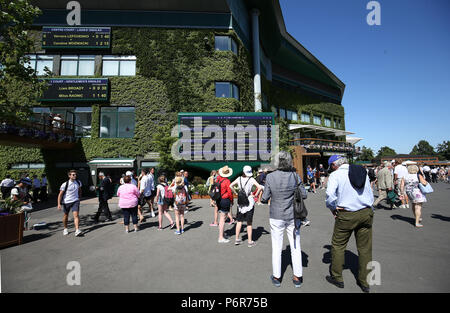 London, Großbritannien. 2. Juli 2018. 2. Juli 2018, All England Lawn Tennis und Croquet Club, London, England; die Wimbledon Tennis Championships, Tag 1; Tennis Fans sieht, die an den heutigen Kerben auf der riesigen Anzeigetafel Credit: Aktion Plus Sport Bilder/Alamy leben Nachrichten Stockfoto