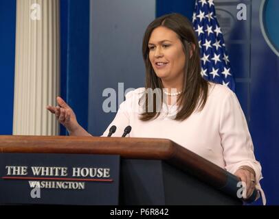 Washington, Vereinigte Staaten von Amerika. 02 Juli, 2018. Pressesprecher des Weißen Hauses, Sarah Huckabee Sanders führt Ihr tägliches Briefing in der Brady Press Briefing Room des Weißen Hauses in Washington, DC am Montag, 2. Juli 2018. Credit: Ron Sachs/CNP | Verwendung der weltweiten Kredit: dpa/Alamy leben Nachrichten Stockfoto