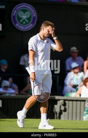 London, Großbritannien. 2. Juli 2018. Stan Wawrinka (SUI) Tennis: Stan Wawrinka der Schweiz während der Männer singles Match der ersten Runde der Wimbledon Lawn Tennis Championships gegen Grigor Dimitrov Bulgarien bei den All England Lawn Tennis und Croquet Club in London, England. Quelle: LBA/Alamy leben Nachrichten Stockfoto