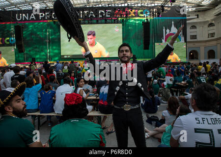 Moskau, Russland. 2. Juli 2018. Eine mexikanische Fans sehen den Umlauf von 16 Match zwischen Brasilien und Mexiko an der FIFA WM 2018 in Samara Arena, auf dem großen Bildschirm in mexikanischen Ventilator Haus im Zentrum von Moskau, Russland Credit: Nikolay Winokurow/Alamy leben Nachrichten Stockfoto