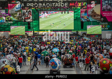 Moskau, Russland. 2. Juli 2018. Eine mexikanische Fans sehen den Umlauf von 16 Match zwischen Brasilien und Mexiko an der FIFA WM 2018 in Samara Arena, auf dem großen Bildschirm in mexikanischen Ventilator Haus im Zentrum von Moskau, Russland Credit: Nikolay Winokurow/Alamy leben Nachrichten Stockfoto