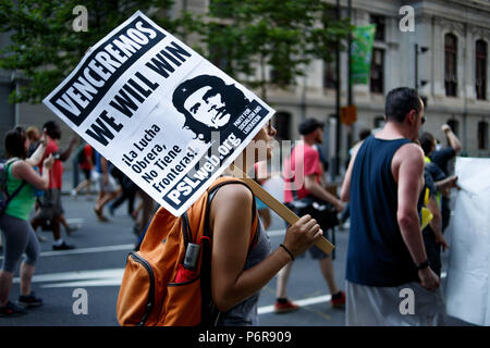 Philadelphia, PA, USA. 2. Juli 2018. März Demonstranten durch die Innenstadt von Straßen gegen Trump administration Einwanderungspolitik zu sprechen und die Abschaffung der Eis verlangen. Quelle: Michael Candelori/ZUMA Draht/Alamy leben Nachrichten Stockfoto