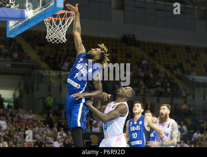 Emirate Arena, Glasgow, UK, 2. Juli 2018. Mannschaft GB Männer spielen Israel in Runde eins der FIBA Basketball WM 2019. Israel Nr. 1 Richard Howell Bausteine einen Schuß von GB Nr. 13 Eric Boateng. Israel Gewinnen 67-59. Quelle: Carol Moir/Alamy Leben Nachrichten. Stockfoto