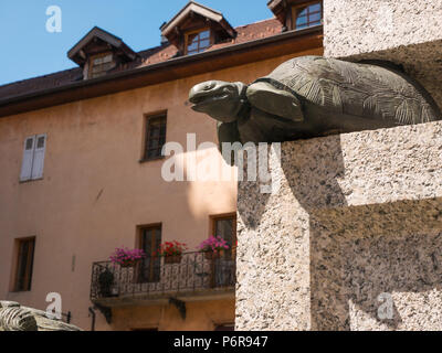 Bronze turtle Brunnen Detail im Zentrum von Annecy, Frankreich Stockfoto