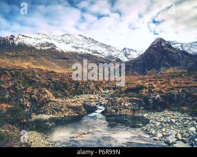 Pools und Wasserfälle in bewölkten Tag in Schottland. Kaltes Wasser fallen von Schritte von scharfen riesigen Felsen Stockfoto