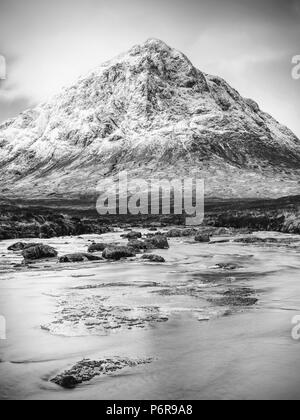 Winter Trek. Buachaille Etive Mor in Glencoe, t er Highlands von Schottland. Sonnigen Wintertag. Stockfoto