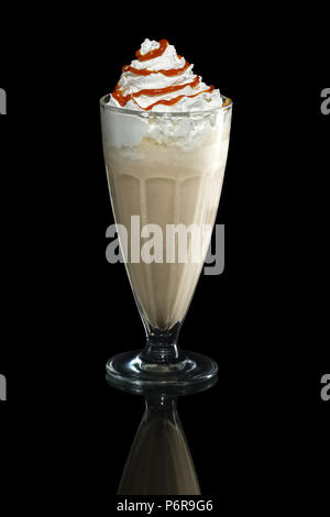 Milchshake Karamell Sommer cocktail isoliert auf Schwarz Stockfoto