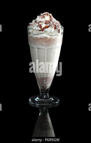 Milchshake Karamell Sommer cocktail isoliert auf Schwarz Stockfoto