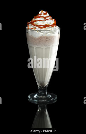 Milchshake Karamell Sommer cocktail isoliert auf Schwarz Stockfoto