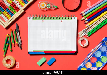 Notepad und Schulmaterial, Geschäftsausstattung, roten Hintergrund. Leere notepad für Ihren Text. Stockfoto
