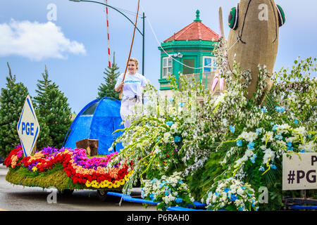Portland, Oregon, USA - Juni 9, 2018: PGE Schwimmer im Grand Floral Parade, während Portland Rose Festival 2018. Stockfoto