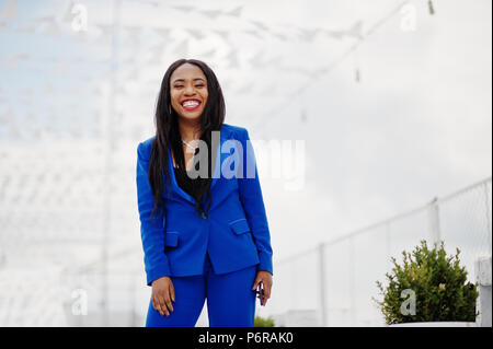 Erfolg african american Business woman am blauen Anzug mit Handy. Stockfoto