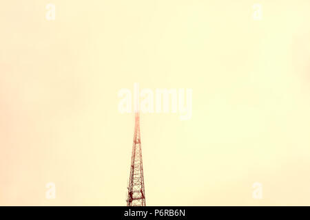 Low Angle View von KCPTV Turm in Wolken gegen orange sky, Kansas City, Missouri, USA Stockfoto