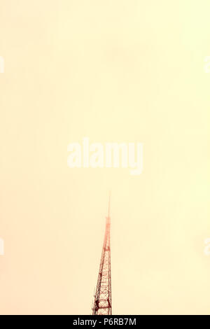 Low Angle View von KCPTV Fernsehturm in Wolken gegen orange sky, Kansas City, Missouri, USA Stockfoto