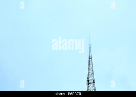 Low Angle View von kctv Fernsehturm gegen den blauen Himmel als Konzept für die Kommunikation und die Ausstrahlung in den USA Stockfoto