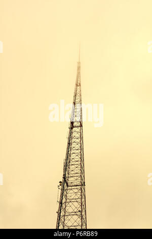 Low Angle View von KCPTV Fernsehturm gegen orange sky, Kansas City, Missouri, USA Stockfoto