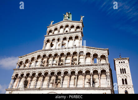 Romanischen Fassade der Römisch-katholischen Basilika San Michele in Foro in Lucca, Toskana, Italien Stockfoto