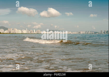 Die Skyline von Sanya aus Sanyawan, der Strand von Sanya Bay gesehen. Stockfoto