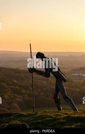 Pilgrim Statue auf dem Hügel an der Strata Florida Abbey Pontrhydfendigaid Ceredigion Wales Stockfoto