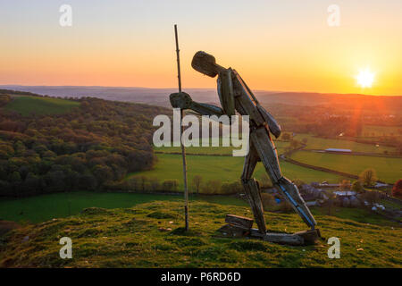 Pilgrim Statue auf dem Hügel an der Strata Florida Abbey Pontrhydfendigaid Ceredigion Wales Stockfoto