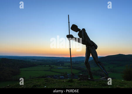 Pilgrim Statue auf dem Hügel an der Strata Florida Abbey Pontrhydfendigaid Ceredigion Wales Stockfoto