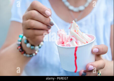 Eis. Vanille und Milch Eis in der hand. Becher mit Eis. Stockfoto