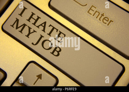 Konzeptionelle Hand schreiben, ich hasse meinen Job. Business Foto Text hassen ihre Position ablehnen Ihr Unternehmen schlecht Karriere Tastatur grauen Tasten gelb Ba Stockfoto