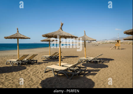 Tejita Strand mit Liegestühlen und Sonnenschirmen. Teneriffa, Spanien. Stockfoto