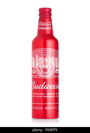 LONDON, UK, 30. JUNI 2018: Stahl Flasche Budweiser Bier auf Weiß, ein amerikanisches Lager erst im Jahr 1876 eingeführt. Stockfoto