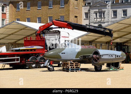 RAF 100 Flugzeuge tour in London. Royal Air Force 100 Anzeige in Horse Guards Parade gebaut wird und bereit für die Öffnung befinden. Gloster Meteor Stockfoto