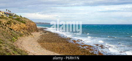 Häuser auf den Klippen mit Blick auf Marino Rocks Beach und St. Vinvent Golf, Marino, Adelaide, SA, Australien. Stockfoto